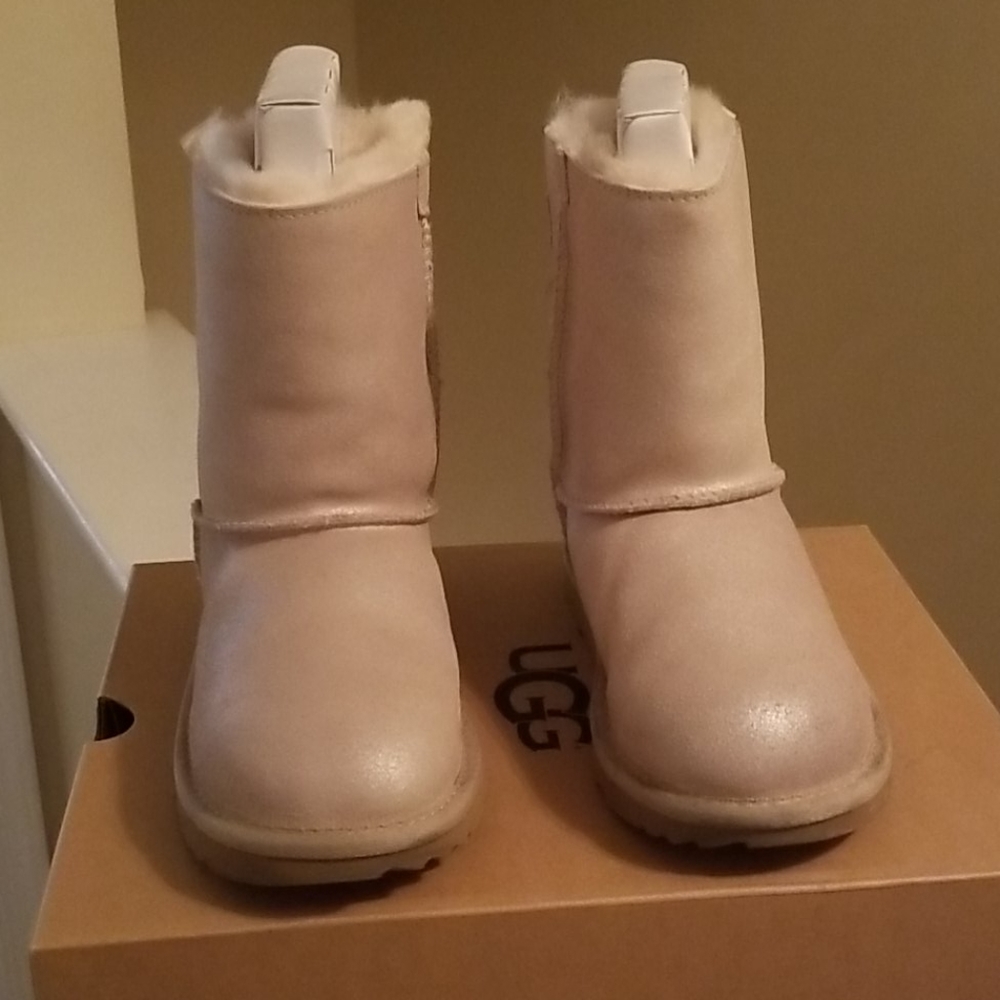 UGG KIDS BAILEY BOW II SHIMMER GOLD.  SZ 3